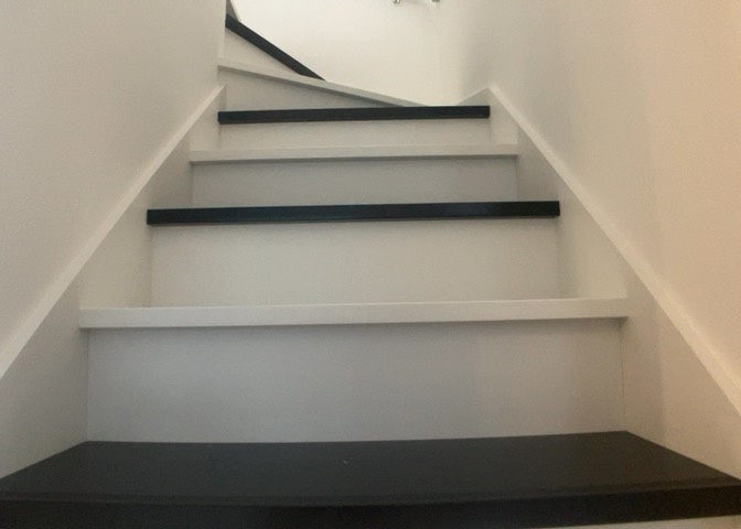 建物の上下階の通路である階段は、その位置によって動線や室内の印象が大きく左右されます。手摺にも重要な役割があり、転倒の防止・歩行や動作を円滑にして日常生活を支えることを主な目的として設置されています。