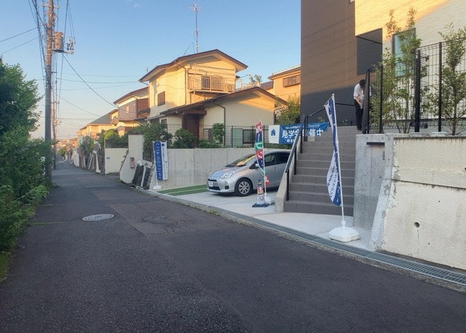 住宅用の土地では前面道路に2m以上接していなければならないと法律で定められています。しかし、お持ちの車のサイズやライフスタイルなどにより、2mでは利便が悪い場合もございますので、事前に確認しましょう。