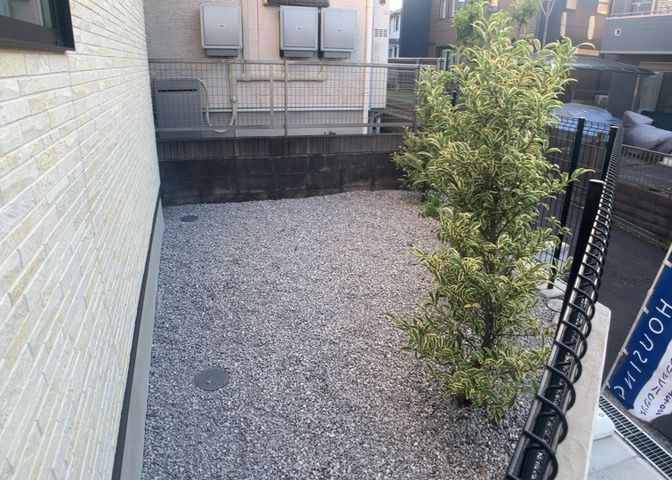 庭があることでガーデニングや家庭菜園はもちろん、こどもの遊び場やペットを放して遊ぶことができます。また、家の周囲に余裕があるということです。隣地との間があれば、十分な日当たりと、風通しが確保できます。