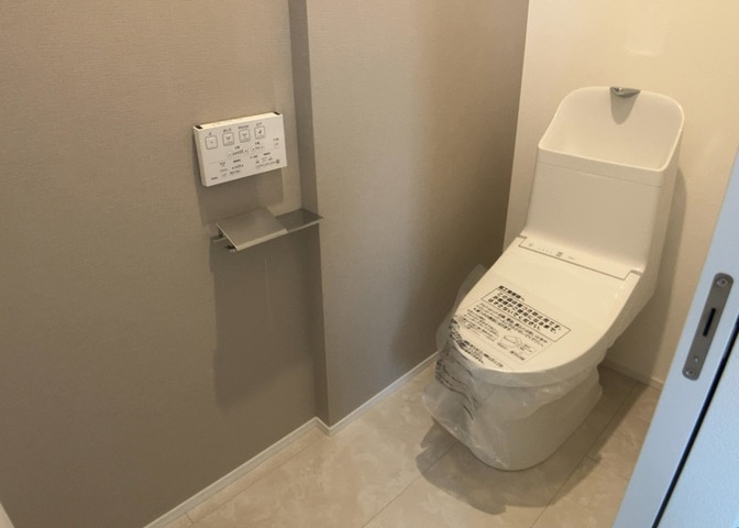 トイレは大きさや形、機能、抗菌性などが異なる多種多彩なタイプが各メーカーから出ています。それぞれに良さがあるため、事前にどういったタイプのトイレがいいのかをご家庭内で決めて、内見に行くといいでしょう。