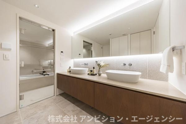 朝のゆとりと高級感を強調する場合　ホテルライクなダブルボウル。朝の時間を優雅に彩る、輝きに満ちた洗面空間