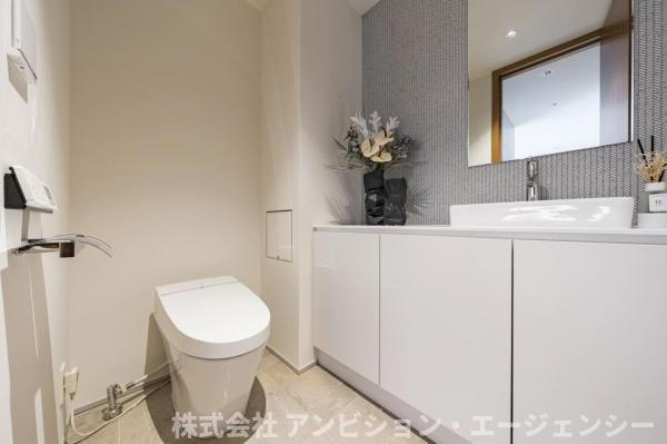 機能美とゆとりをアピールする場合広々とした手洗いカウンターを完備。ゲストを優雅に迎える、上質なレストルーム