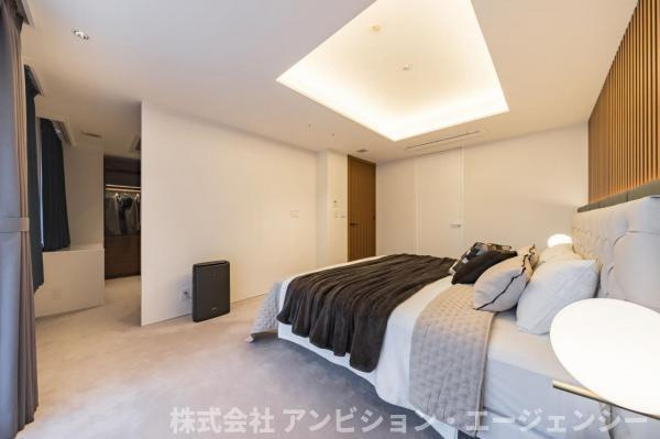 ホテルのような質感を強調する場合　五感を癒やす、ホテルライクな寛ぎ。造作美が際立つマスターベッドルーム