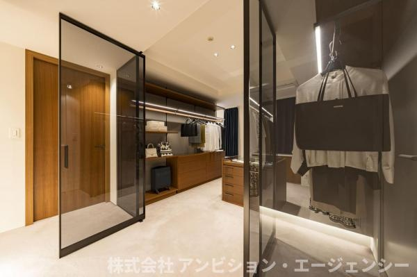 憧れのライフスタイルを提示する場合　お気に入りを美しく纏う幸せ。ブティックの贅を極めた、大型収納空間