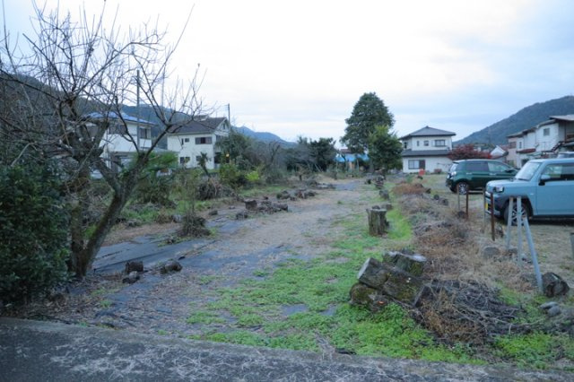土地の形が極端に長細かったり、狭小地、あるいは道路との高低差がある傾斜地だった場合、後々売ろうとしても買い手がつかない場合もあります。後々、売却することになった時に価値の下がらない土地を選びましょう。