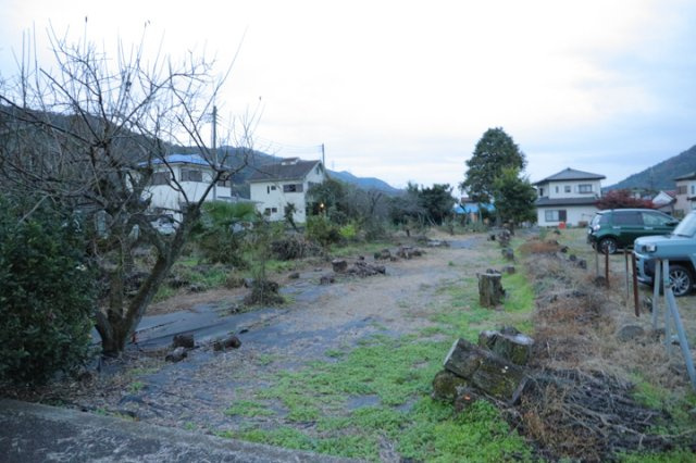 土地の面積＝住宅面積ではありません。建ぺい率の問題などで、土地のある場所によって住宅を建てられる面積は限られています。高さもしかり、「土地」という言葉の中には、建築条件も含まれると考えておきましょう。