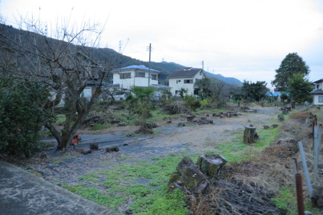 家を建てる場合、方位は要チェックです。現実的に日当たりのよい家ならばリビングは南側、建築基準法でも北側に当たる家への配慮は求められています。土地を見学に行く際は、方位磁針を持って行くようにしましょう。