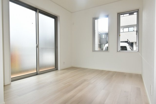 1階　約5帖　2面採光で開放感あるお部屋です！