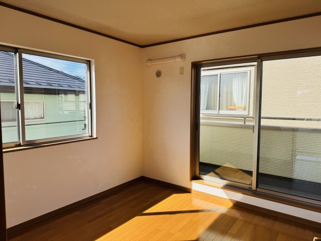 ～2階4.5帖の洋室　2面採光で明るく風通しの良いお部屋です～