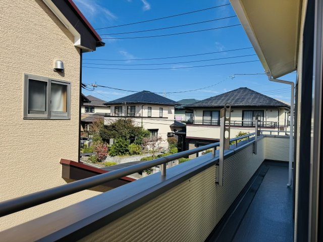 ～西側から北側へ続くバルコニー　3部屋からの出入りが可能です～