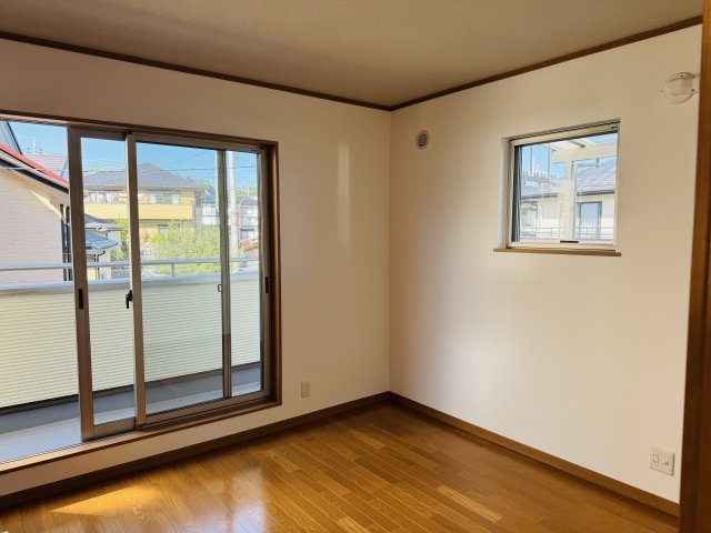 ～2階4.5帖の洋室　2面採光で明るく風通しの良いお部屋です～