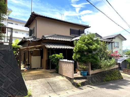 瓦屋根と植栽が調和した趣のある和風住宅。落ち着いた佇まいと、どこか懐かしさを感じる外観が魅力です。