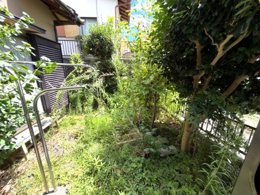 緑豊かな庭付きの住まい。植栽を身近に感じながら、季節の移ろいを楽しめる癒やしの空間です。