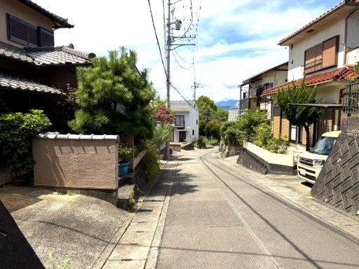 道路より少し高くなった立地で、開放感のある住まい。前面道路からの視線が気になりにくいのも魅力です。