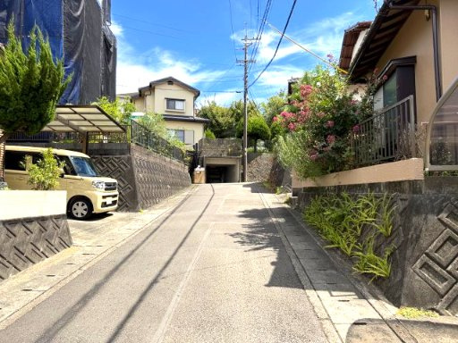 閑静な住宅街に位置し、落ち着いた住環境が魅力。周辺の街並みに馴染み、穏やかな暮らしを楽しめます。