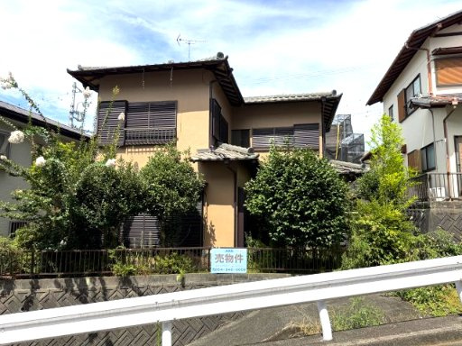 植栽に囲まれた落ち着きある佇まい。道路から少し高くなった敷地で、外からの視線にも配慮された住まいです。