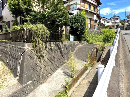 豊かな植栽に囲まれた、緑を身近に感じられる住まい。ゆとりある外構が、落ち着いた住環境を演出します。