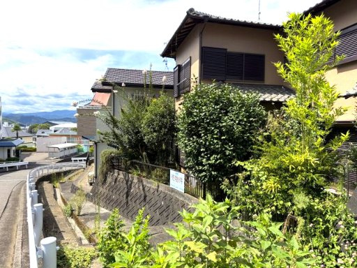道路から少し離れた位置に建つため、通行人からの視線が気になりにくい住まい。緑に囲まれた落ち着いた環境も魅力です。