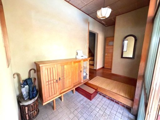 木の温もりと和の趣を感じる玄関。ゆとりある空間で、落ち着いた雰囲気の住まいへと迎えてくれます。