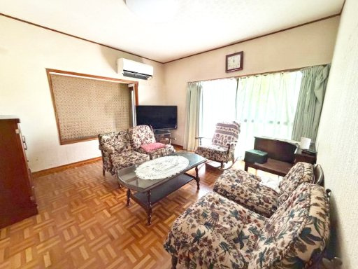 明るい陽射しが差し込む1階洋室。ゆったりとした広さで、家族のくつろぎ空間としても活用できます。