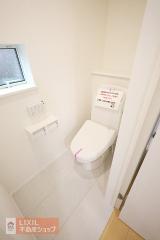 【トイレ窓付きのトイレは、自然光が入り、換気がしやすく、湿気や臭いがこもりにくいのが特徴です。また、開放感も得られます。　