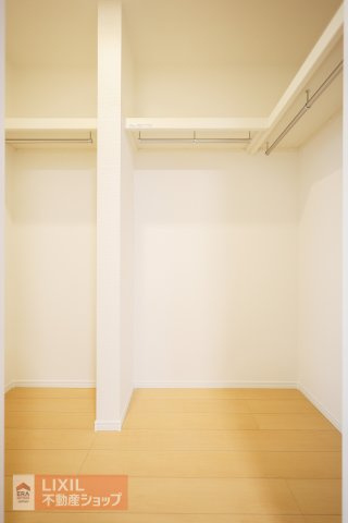 【収納】収納力豊富なウォークインクローゼットを設置。洋服や小物類など、目的に応じてすっきり美しい収納を実現します。　