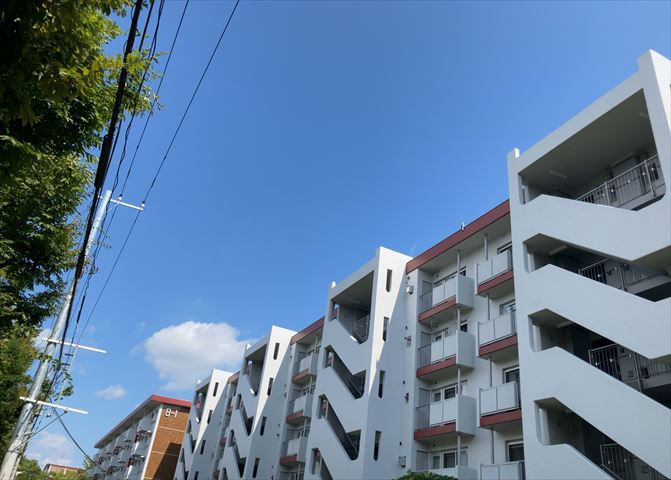 眺望の良さを楽しめるダイニングキッチンで家族団らんの時間を過ごしてはいかがでしょうか。バルコニーから見える景色を家族で眺める時間は、時間が経つのを忘れてしまいそうですね。是非、現地を見に行きましょう！