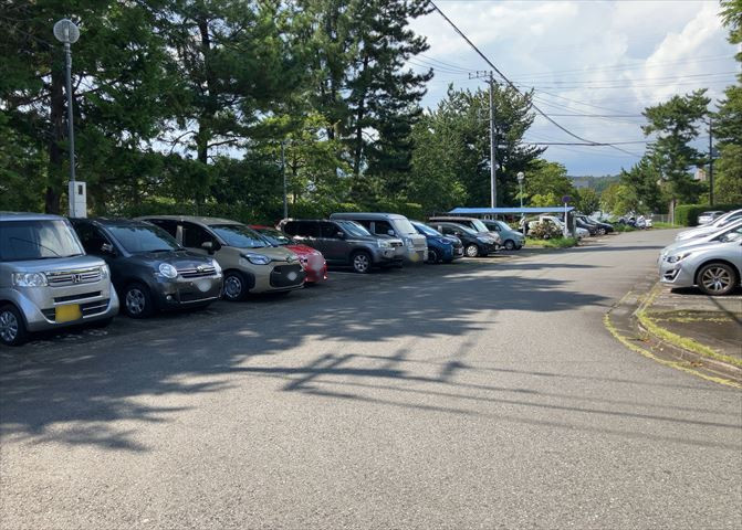 車一台あたりに必要なスペースは、標準サイズの普通自動車で横幅2m50cm、長さ5mは必要になります。ただし、乗降のことも考慮して横幅3m30cm、長さ5m50cmほどは確保できるところを選びましょう。