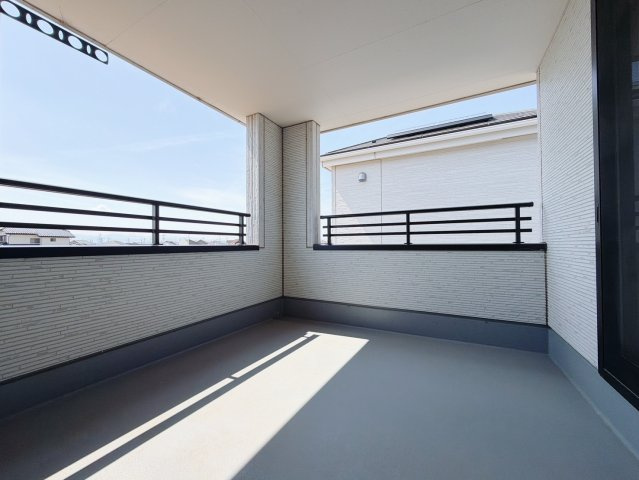 ■バルコニー｜プライバシーが守られたインナーバルコニーは、くつろぎの空間としても、アウトドアの空間としても活躍をしてくれます。