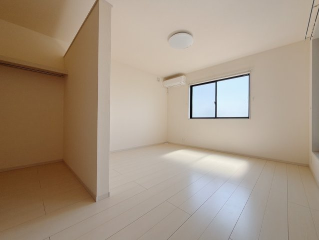 ■主寝室｜主寝室には夢のウォークインがございます♪お洋服やバッグだけでなく、増えていくお洋服やご家族での思い出の品もしっかりと収納します(　＾＾　)