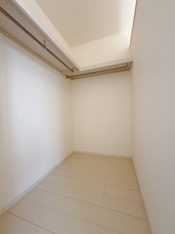 ■WIC｜お気に入りのお洋服もシワを作らずきれいに管理ができる夢のウォークインクローゼット！今お使いの収納ケースもスッポリそのまま収まる広さです♪