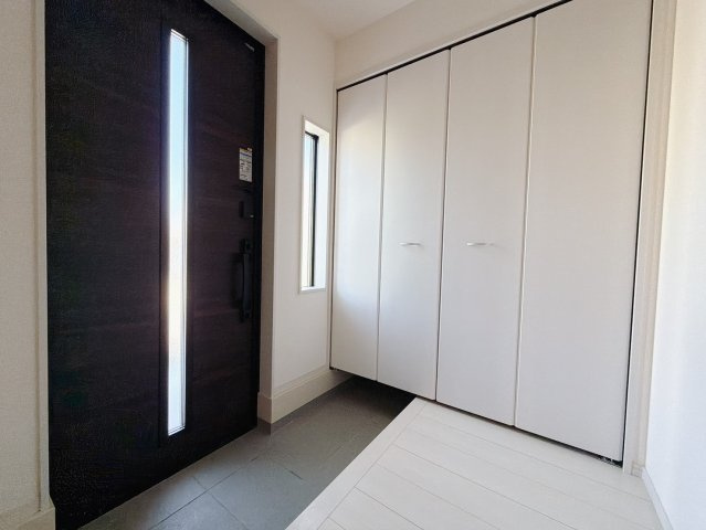 ■玄関｜毎日の「いってらっしゃい」や「お帰りなさい」を大切なご家族と過ごす玄関は〈使いやすさ〉を追求しております。玄関横の物入は急な来客時でもさっとお片付けできるスペースを確保しています。