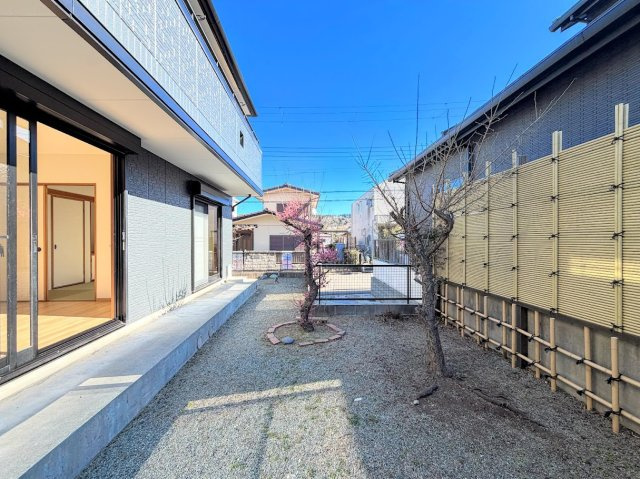 ◆陽あたりの取れた大きなお庭が本物件の特徴です。ウッドデッキやタイルテラス等、ライフスタイルに合わせて可変可能なため、夢が膨らみますね。