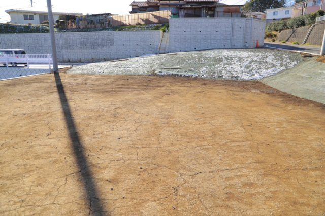 土地の前の道路に消火栓が設置されていることがあります。この場合、道路交通法第45条第1項により、駐車禁止の場所が指定されています。そのため、車庫などの駐車スペースをつくることができない場合があります。