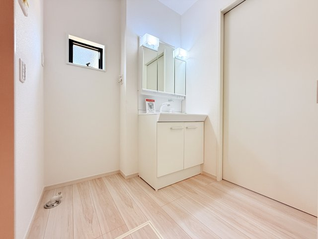 収納力と機能性に優れたお手入れラクラクのゆったりとした洗面台で、朝の忙しい時間でも身支度準備がスムーズです。