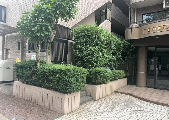 物件によっては、入居者が個人的に使用できる専用庭がついているものもあります。また、住宅の中にある土間の部分を庭と呼ぶこともあります。庭の用途は住む人によって変わり、それによってデザインもさまざまです。