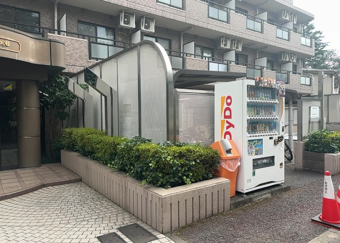 中庭（パティオ）とは、一つの建築物の内部に設けられた、壁などで囲われている庭のことを指します。コの字型、ロの字型が主流ですが、L字型の中庭もあります。最近では、インテリア性の高さからも人気があります。