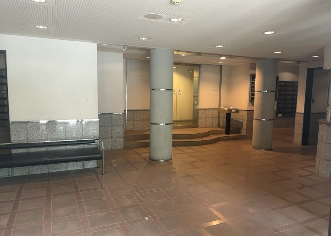 ラウンジは、マンションの共用スペースに椅子やテーブルなどを配置した利用者が寛げる空間です。屋内型ラウンジと屋外型ラウンジがあります。共用部分の管理状況と合わせて、詳細については現地でご確認ください。