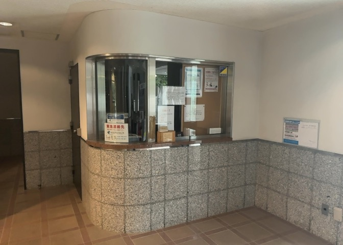 受付はマンションコンシェルジュがいる場合もあれば、管理人が滞在する小部屋を総称して呼ぶことがあります。主にエントランスに設置されていることから、防犯面でも期待ができます。防犯設備がない場合はより安心！