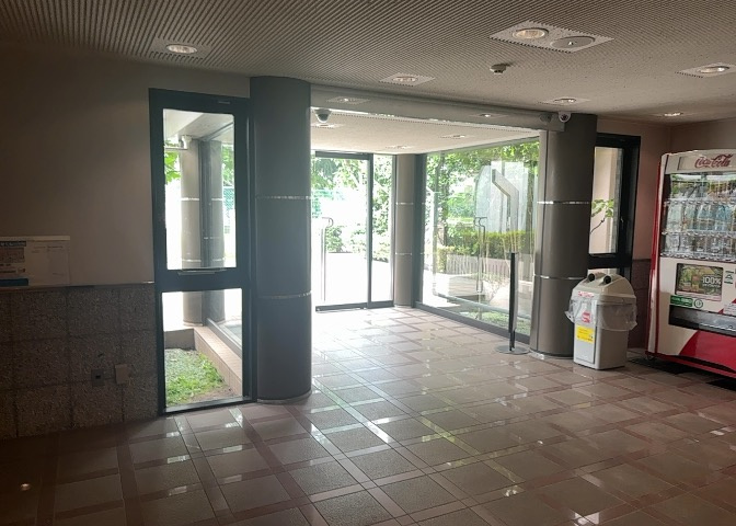 ロビーというと、エントランスと何がちがうの？と思いますよね。実はロビーとエントランスには明確な決まりはありません。物件によっては、エントランスを入って広がるある程度の広さのある空間がロビーとなります。