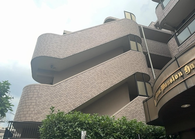 共用部分は、一棟の建物に住む区分所有者全員が共同で所有するとし、共用部分の管理、補修などは、区分所有者で形成される管理組合が行います。個人の判断で勝手に変更することはできませんので覚えておきましょう。