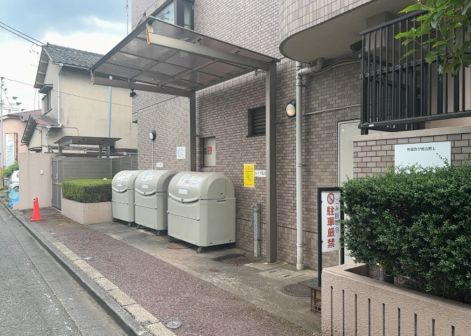 共有部分は、住民なら誰もが使える設備のこと。例えば駐車場やエレベーター、インターネット設備、セキュリティ設備などがあります。他にも、マンションの廊下・外部階段やエントランス・ゴミ置き場などがあります。