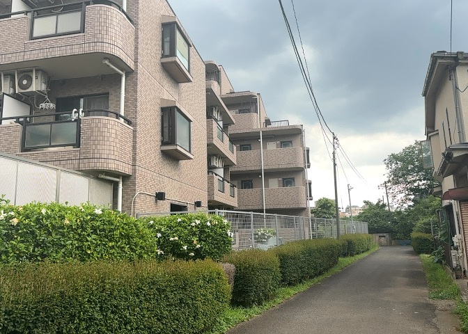 隣家の土地はどうなっているのか、生活利便施設が近くにあるのか、学校まで近いかなど、お客様のライフスタイルにあわせたイメージが重要です。また、近くにあると困る施設が近くにないかも確認するといいでしょう。