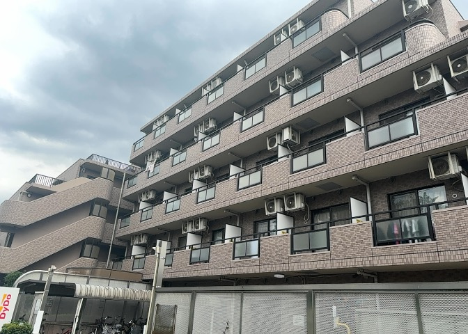 眺望の良さを楽しめるダイニングキッチンで家族団らんの時間を過ごしてはいかがでしょうか。バルコニーから見える景色を家族で眺める時間は、時間が経つのを忘れてしまいそうですね。是非、現地を見に行きましょう！