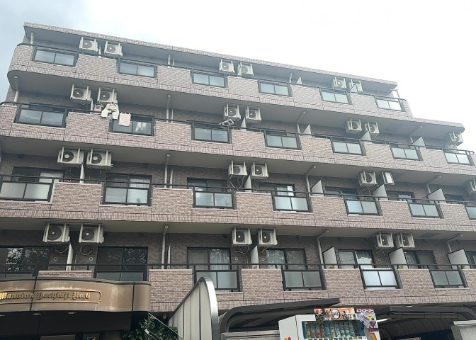 ＲＣ造、Reinforced　Concreteは直訳すると補強されたコンクリートです。主に柱や梁・床・壁が鉄筋とコンクリートで構成おり、鉄筋を組んだ型枠にコンクリートを流し込んで固めたものを指します。