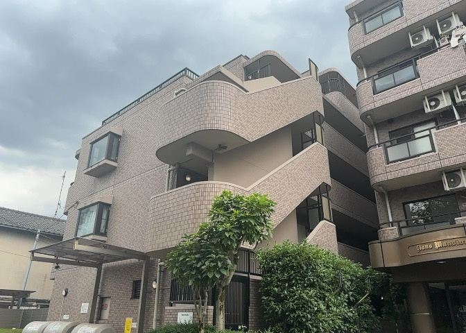 ＳＲＣ造は強度や耐震性の面でもRC造と比べて優れています。そのため、10階建以上の高層または超高層マンションなどの建築にも多く採用されています。柱や梁などのサイズが小さくても高い耐震性を確保できます。