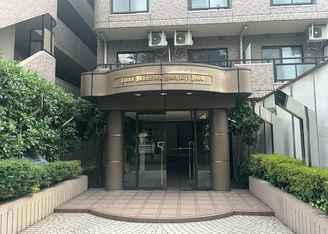 玄関は家の顔でもあり、家族以外の目にも止まる場所です。玄関は外との間を仕切る扉、靴などをしまっておく収納スペース、靴脱ぎのたたきスペース、来客とのやり取りをするドアホンなど複数のアイテムからなります。