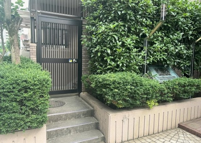 共用部分は、一棟の建物に住む区分所有者全員が共同で所有するとし、共用部分の管理、補修などは、区分所有者で形成される管理組合が行います。個人の判断で勝手に変更することはできませんので覚えておきましょう。