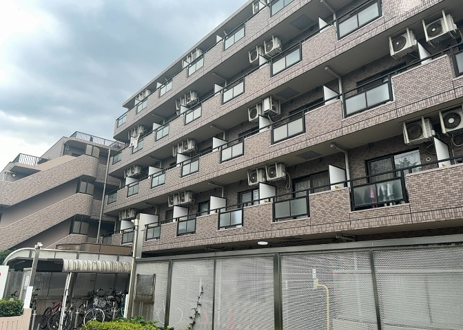 外観はマンション管理がされているかの目安になります。築年数が古いと、壁面は劣化してひび割れが生じることも！建物が古びていても細かいところが修繕されていると、きちんと管理されているなぁと感じるでしょう。