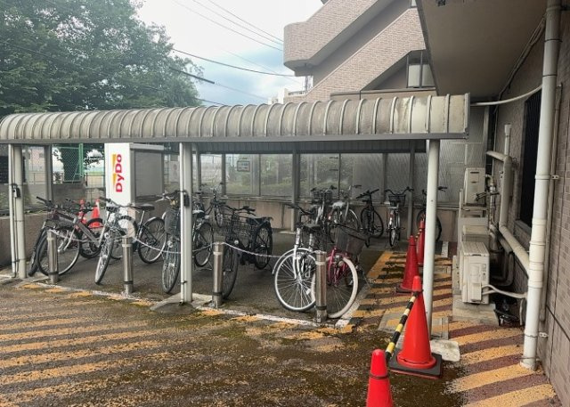 車一台あたりに必要なスペースは、標準サイズの普通自動車で横幅2m50cm、長さ5mは必要になります。ただし、乗降のことも考慮して横幅3m30cm、長さ5m50cmほどは確保できるところを選びましょう。
